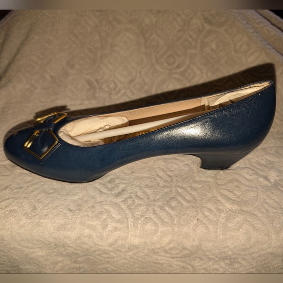 NWOT! SALVATORE FERRAGAMO BLUE Leather Pumps with Bows - Picture 13 of 16